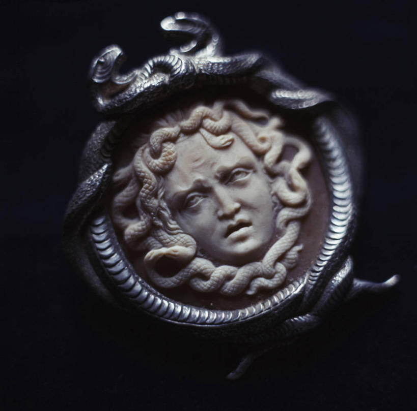 无人,横图,方图,插画,数码,科技,珠宝,阴影,黑色背景,网络,蛇,高光,几何,计算机图形,合成,图画,画,一个,虚构,单个,古董,电脑合成图,数码合成图,合成图,漫画,写实,具体,具象,项坠,美术工艺,蛇发女妖,彩图,影棚拍摄