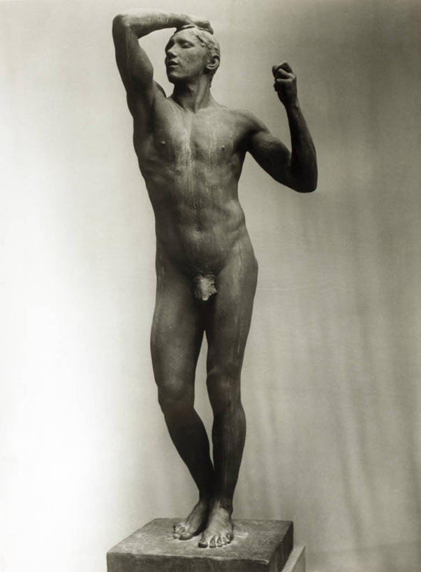 裸体,无人,站,举,竖图,插画,数码,科技,雕塑,阴影,网络,标志,雕像,符号,高光,几何,计算机图形,合成,图画,拿着,标识,画,托,艺术家,人体,电脑合成图,数码合成图,合成图,底座,漫画,青铜,写实,具体,具象,性别符号,美术工艺,奥古斯特.罗丹,罗丹,手臂,雕塑家,闭着眼睛,举起,举手,举着,向上举,向上伸,向上托,彩图,男性符号