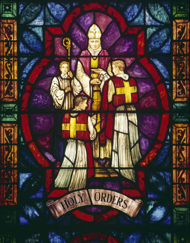 成年人,四个人,教堂,站,竖图,室内,白天,窗户,节日,十字架,文字,文化,祈祷,健康,许愿,摄影,宗教,信仰,纪念,英文字母,祈求,窗框,基督教,天主教,宗教服装,彩色玻璃,式样,美术工艺,大写字母,平安,神父,跪着,彩图,大主教