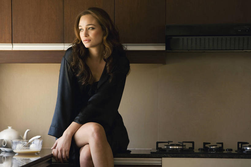 成年人,一个人,坐,握手,横图,室内,白天,夜晚,正面,信心,厨房,家具,印度,仅一个年轻女性,仅一个女性,仅一个人,灶台,首都,二郎腿,摄影,高雅,肖像,炊具,新德里,年轻女性,女人,女性,年轻人,长发,搀手,拉手,手拉手,手握手,彩图,美人