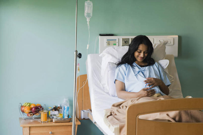 成年人,中年人,头发,一个人,医院,坐,微笑,横图,室内,白天,正面,快乐,幸福,床,印度,仅一个女性,仅一个人,毯子,梳妆台,首都,注视,黑色,观察,看,仅一个中年女性,怀孕,摄影,观看,察看,卫生,关注,手术服,静脉滴注,新德里,女人,女性,中年女性,印度人,长发,直发,触摸,彩图