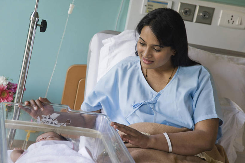 婴儿,儿童,成年人,中年人,两个人,家庭,母亲,医院,坐,横图,俯视,室内,特写,白天,侧面,快乐,幸福,纯洁,床,印度,首都,小孩,靠,靠着,温暖,温馨,一家人,可爱,童年,摄影,活泼,观看,和睦,脆弱,宝宝,手术服,纯真,烂漫,无邪,腕带,新德里,伶俐,天真,女性,中年女性,印度人,孩子,睡觉,仰卧,彩图,高角度拍摄,爱,融洽