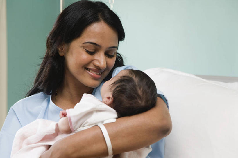 婴儿,儿童,成年人,中年人,脸,头,脸颊,两个人,家庭,母亲,医院,微笑,横图,室内,特写,白天,快乐,幸福,纯洁,床,印度,首都,肩膀,小孩,温暖,温馨,一家人,可爱,摄影,活泼,和睦,关爱,宝宝,肖像,纯真,烂漫,无邪,腕带,新德里,伶俐,天真,女性,中年女性,印度人,孩子,头部,脸部,脸蛋,面部,拥抱,彩图,爱,融洽