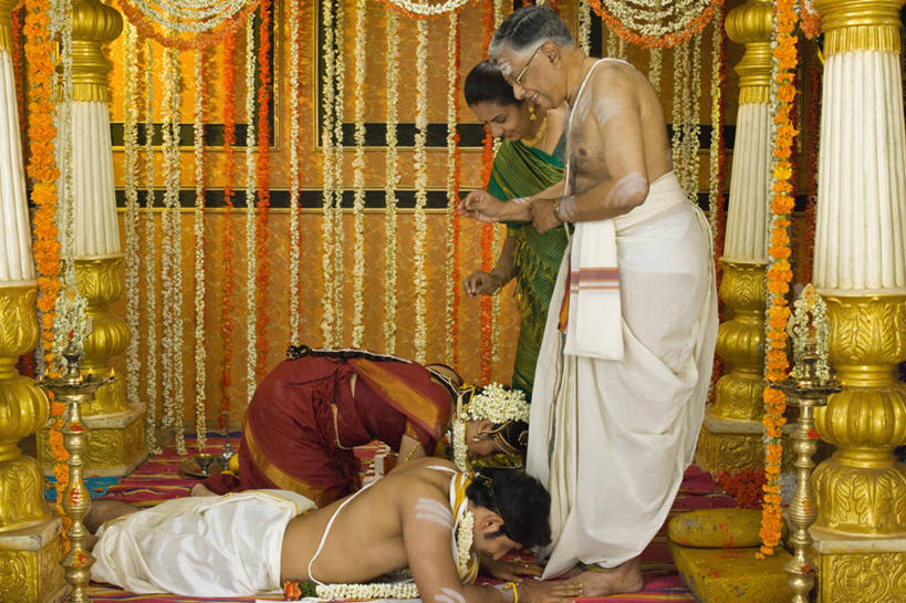 成年人,中年人,老年人,四个人,夫妻,丈夫,妻子,新娘,新郎,站,横图,室内,爱情,婚礼,幸福,印度,庆祝,花环,首都,浪漫,祝福,裸露,趴着,手势,恩爱,恋人,摄影,裸,花童,印度文化,纱丽,新德里,小傧相,老年男性,老年女性,男人,男性,年轻男性,年轻女性,女性,印度人,年轻人,夫妇,情侣,跪着,彩图,传统服装,爱,伴侣,打手势