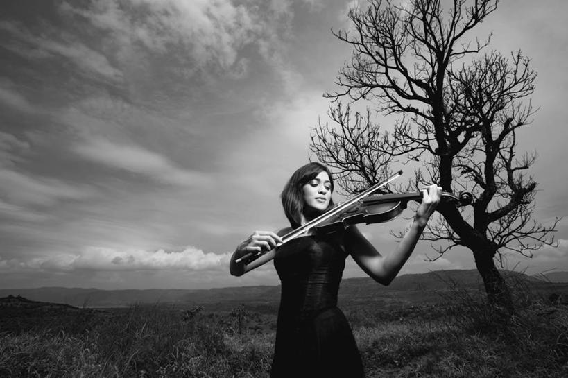 成年人,一个人,音乐家,站,横图,黑白,室外,白天,晚礼服,旅游,度假,草地,美景,印度,仅一个年轻女性,仅一个女性,仅一个人,表演,地平线,景观,辽阔,小提琴,地面,音乐,娱乐,自然,享受,休闲,广阔,景色,放松,摄影,宁静,一望无际,自然风光,延伸,音乐人,天地相交,无边无际,一马平川,技能,马哈拉施特拉邦,年轻女性,女人,女性,印度人,年轻人,长发,乐师,演奏家,音乐工作者,闭着眼睛,半身