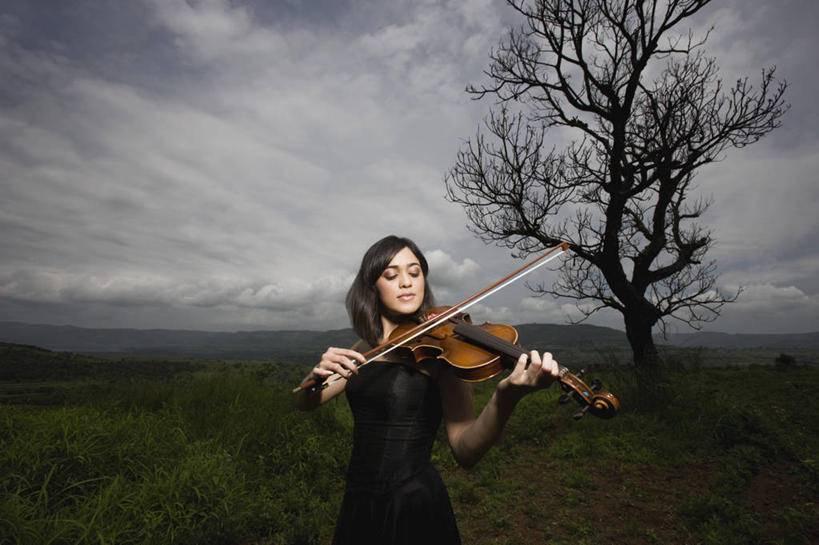 成年人,一个人,音乐家,站,横图,室外,白天,晚礼服,旅游,度假,草地,美景,印度,仅一个年轻女性,仅一个女性,仅一个人,表演,地平线,景观,辽阔,小提琴,地面,音乐,注视,娱乐,自然,观察,看,享受,休闲,广阔,景色,放松,摄影,观看,宁静,一望无际,察看,关注,自然风光,延伸,音乐人,天地相交,无边无际,一马平川,技能,马哈拉施特拉邦,年轻女性,女人,女性,印度人,年轻人,长发,乐师,演奏家,音乐工作者,半身,彩图