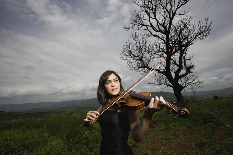 成年人,一个人,音乐家,站,横图,室外,白天,晚礼服,旅游,度假,草地,美景,印度,仅一个年轻女性,仅一个女性,仅一个人,表演,地平线,景观,辽阔,小提琴,地面,音乐,娱乐,自然,向上看,享受,休闲,广阔,景色,放松,摄影,宁静,一望无际,自然风光,延伸,音乐人,天地相交,无边无际,一马平川,技能,马哈拉施特拉邦,年轻女性,女人,女性,印度人,年轻人,长发,乐师,演奏家,音乐工作者,半身,彩图