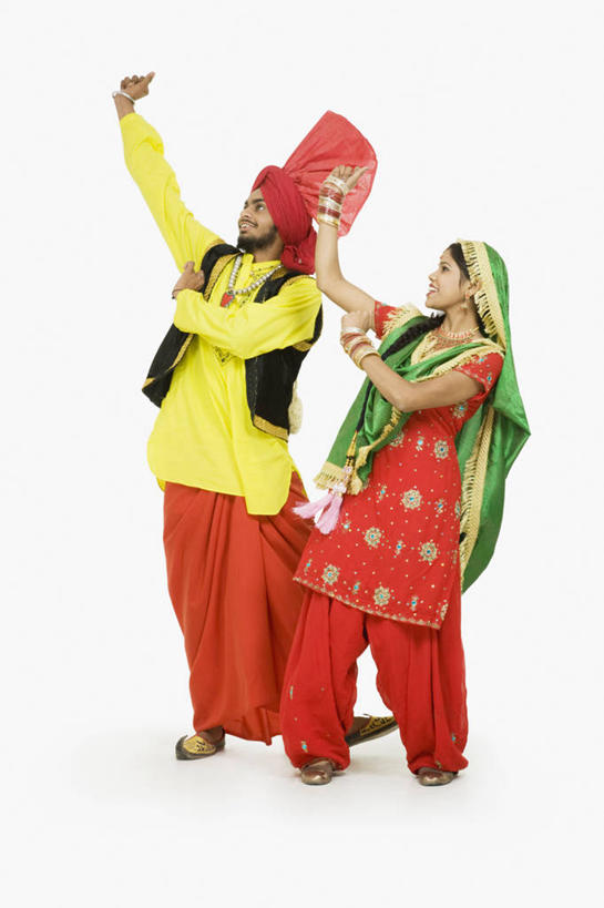 成年人,两个人,站,举,微笑,竖图,彩色,白色背景,侧面,快乐,表演,头饰,表演者,手势,托,人体,摄影,五颜六色,幽默,色彩斑斓,五彩缤纷,印度文化,纱丽,五彩斑斓,四肢,五光十色,年轻男性,年轻女性,印度人,年轻人,手臂,举起,举手,举着,向上举,向上伸,向上托,彩图,影棚拍摄,传统服装,舞蹈,打手势,传统文化,宝莱坞