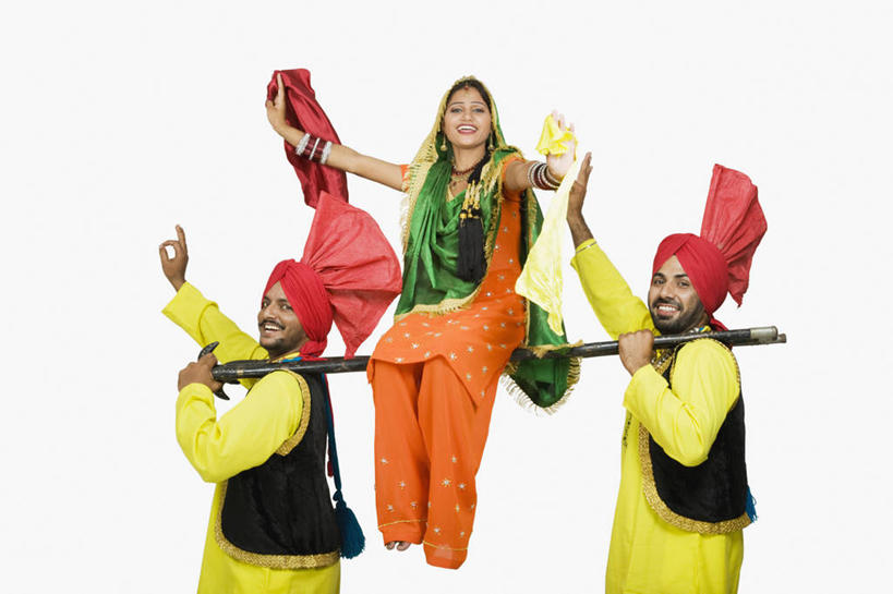 成年人,三个人,站,举,微笑,横图,彩色,白色背景,侧面,快乐,表演,头饰,挥手,表演者,手势,托,人体,摄影,五颜六色,幽默,色彩斑斓,肖像,五彩缤纷,印度文化,纱丽,五彩斑斓,四肢,五光十色,年轻男性,年轻女性,印度人,年轻人,手臂,举起,举手,举着,向上举,向上伸,向上托,半身,彩图,影棚拍摄,传统服装,舞蹈,打手势,传统文化,宝莱坞