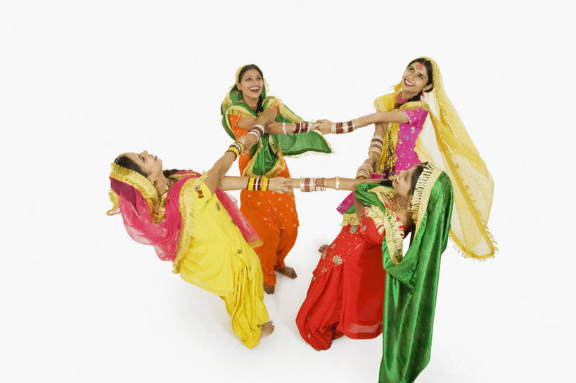 成年人,一个人,四个人,微笑,横图,彩色,白色背景,快乐,仅一个年轻女性,仅一个女性,仅一个人,表演,头巾,头饰,表演者,发饰,手势,赤脚,摄影,五颜六色,幽默,色彩斑斓,肖像,五彩缤纷,印度文化,纱丽,五彩斑斓,五光十色,年轻女性,女人,女性,印度人,年轻人,手牵手,彩图,影棚拍摄,传统服装,舞蹈,打手势,传统文化,宝莱坞