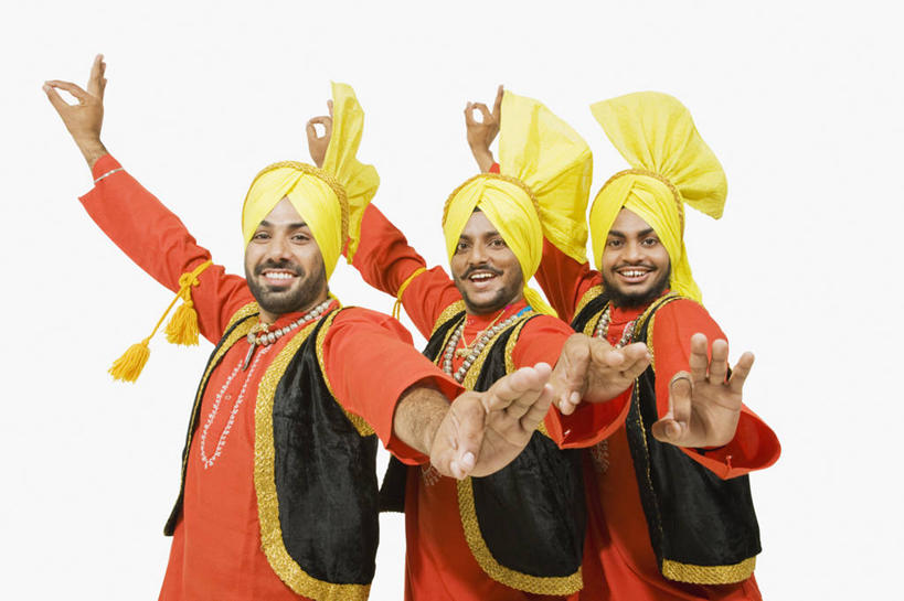 成年人,胡须,一个人,三个人,站,举,笑,微笑,露齿笑,横图,彩色,白色背景,快乐,仅一个男性,仅一个人,表演,头饰,表演者,仅一个年轻男性,手势,托,人体,摄影,五颜六色,幽默,色彩斑斓,肖像,五彩缤纷,印度文化,五彩斑斓,四肢,五光十色,男人,男性,年轻男性,印度人,年轻人,手臂,胡子,络腮胡,小胡子,举起,举手,举着,向上举,向上伸,向上托,半身,彩图,影棚拍摄,传统服装,舞蹈,打手势,传统文化,宝莱坞