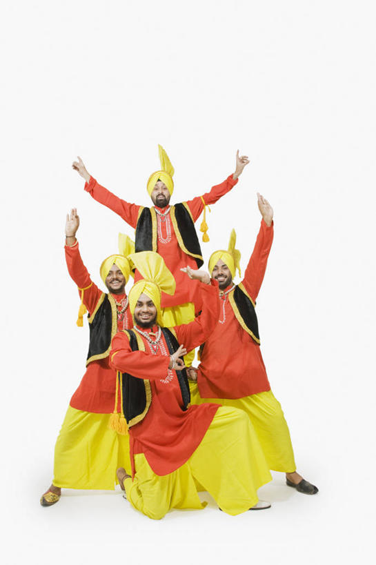 成年人,中年人,胡须,四个人,站,举,笑,微笑,露齿笑,竖图,彩色,白色背景,快乐,表演,头饰,表演者,刺激,手势,托,人体,摄影,五颜六色,幽默,色彩斑斓,肖像,五彩缤纷,印度文化,五彩斑斓,四肢,五光十色,年轻男性,中年男性,印度人,年轻人,手臂,胡子,络腮胡,小胡子,举起,举手,举着,向上举,向上伸,向上托,彩图,影棚拍摄,传统服装,舞蹈,打手势,传统文化,宝莱坞