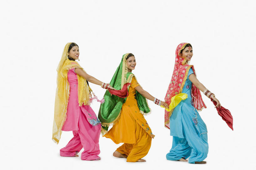成年人,一个人,三个人,站,微笑,横图,彩色,白色背景,侧面,快乐,仅一个年轻女性,仅一个女性,仅一个人,表演,并排,头巾,头饰,拿着,表演者,发饰,手势,赤脚,摄影,五颜六色,幽默,色彩斑斓,肖像,五彩缤纷,印度文化,纱丽,五彩斑斓,五光十色,年轻女性,女人,女性,印度人,年轻人,彩图,影棚拍摄,传统服装,舞蹈,打手势,传统文化,美人,宝莱坞