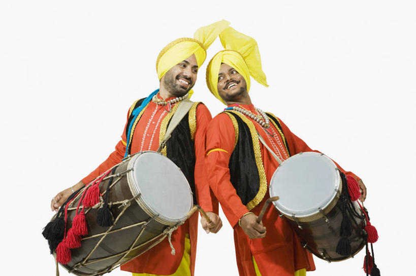 成年人,一个人,两个人,站,笑,微笑,露齿笑,横图,彩色,白色背景,快乐,仅一个男性,仅一个人,表演,头饰,鼓,乐器,音乐,拿着,表演者,仅一个年轻男性,手势,背靠背,摄影,五颜六色,幽默,色彩斑斓,肖像,五彩缤纷,印度文化,五彩斑斓,五光十色,男人,男性,年轻男性,印度人,年轻人,手牵手,彩图,影棚拍摄,传统服装,舞蹈,打手势,传统文化,宝莱坞