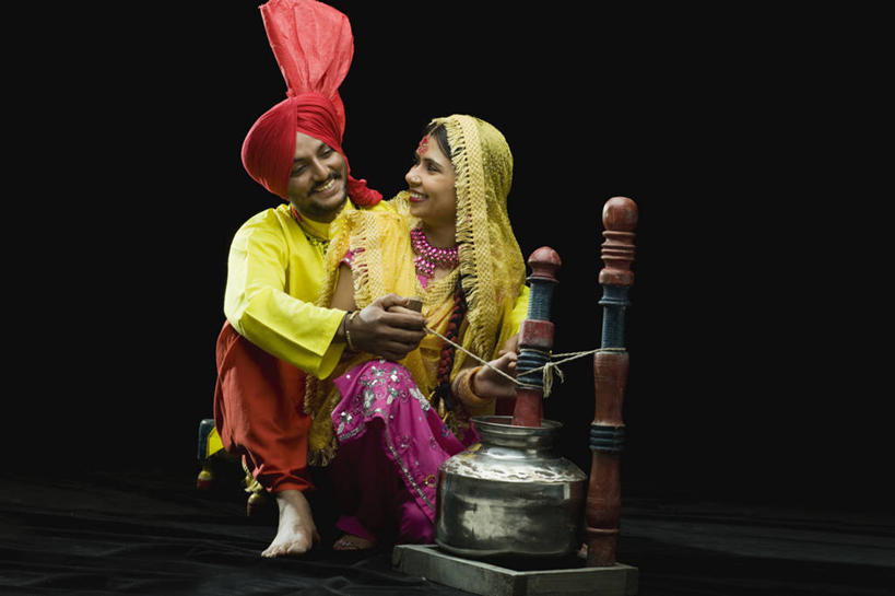 成年人,两个人,坐,微笑,横图,彩色,快乐,友谊,黑色背景,头巾,头饰,拿着,设备,表演者,物品,发饰,赤脚,摄影,五颜六色,幽默,色彩斑斓,肖像,五彩缤纷,印度文化,纱丽,五彩斑斓,五光十色,年轻男性,年轻女性,印度人,年轻人,说话,彩图,影棚拍摄,传统服装,传统文化,宝莱坞