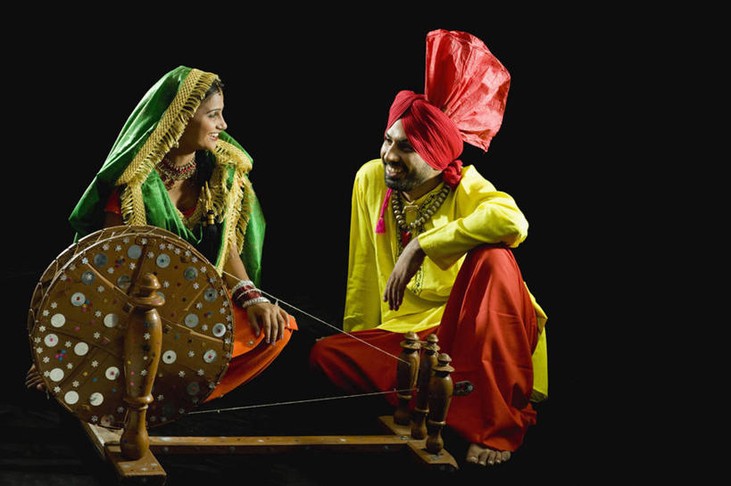 成年人,两个人,坐,微笑,横图,彩色,快乐,友谊,黑色背景,头巾,头饰,拿着,设备,表演者,物品,发饰,面对面,赤脚,摄影,五颜六色,幽默,色彩斑斓,肖像,五彩缤纷,印度文化,纱丽,五彩斑斓,五光十色,年轻男性,年轻女性,印度人,年轻人,说话,彩图,影棚拍摄,传统服装,传统文化,宝莱坞