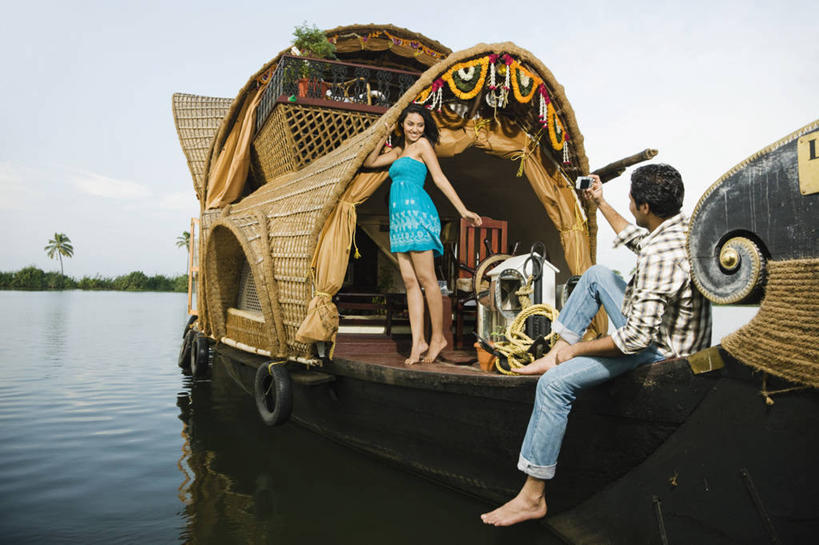 成年人,两个人,夫妻,微笑,横图,室外,白天,爱情,旅游,度假,快乐,幸福,湖,河流,印度,亚洲,行人,游客,游人,浪漫,路人,旅客,拍照,数码相机,赤脚,恩爱,放松,恋人,摄影,生活方式,航海,甲板,享乐,南亚,喀拉拉邦,印度共和国,异性恋,过客,喀拉拉,年轻男性,年轻女性,印度人,年轻人,夫妇,情侣,休闲活动,彩图,伴侣,船屋