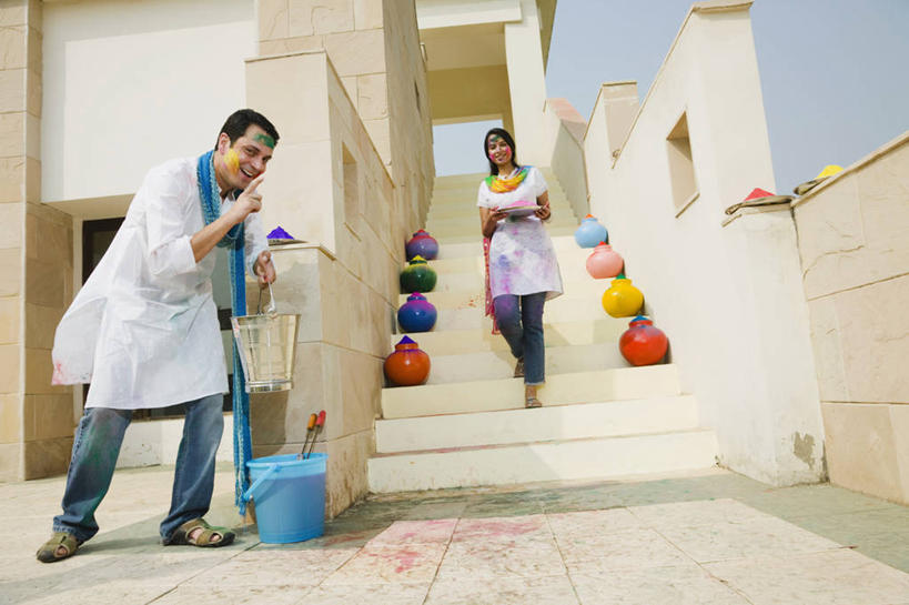 成年人,中年人,两个人,微笑,横图,室外,白天,绘画,快乐,幸福,印度,节日,庆祝,艺术,首都,台阶,调情,放松,摄影,生活方式,颜料,美术,运送,作画,染料,印度文化,新德里,恶作剧,异性恋,无忧无虑,年轻女性,中年男性,印度人,年轻人,休闲活动,彩图,胡里节,丙烯颜料