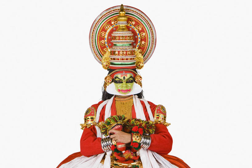 成年人,一个人,舞台,站,横图,留白,白色背景,正面,印度,仅一个男性,仅一个人,头饰,拿着,表演者,仅一个年轻男性,彩妆,花束,摄影,肖像,古典风格,演出服,印度文化,喀拉拉邦,卡塔卡利舞,男人,男性,年轻男性,印度人,年轻人,半身,彩图,影棚拍摄,传统服装,传统文化,舞台妆