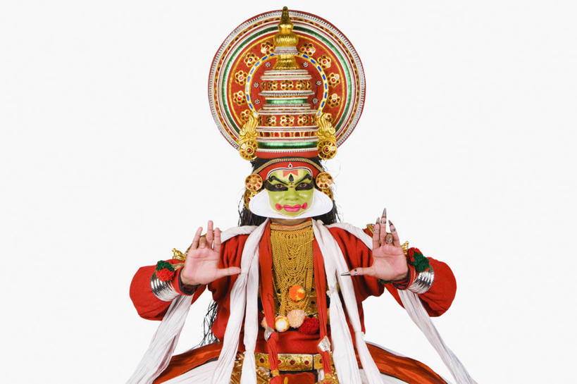 成年人,一个人,舞台,站,横图,白色背景,正面,印度,仅一个男性,仅一个人,头饰,表演者,仅一个年轻男性,彩妆,手势,摄影,肖像,古典风格,演出服,印度文化,喀拉拉邦,卡塔卡利舞,男人,男性,年轻男性,印度人,年轻人,半身,彩图,影棚拍摄,传统服装,打手势,传统文化,舞台妆