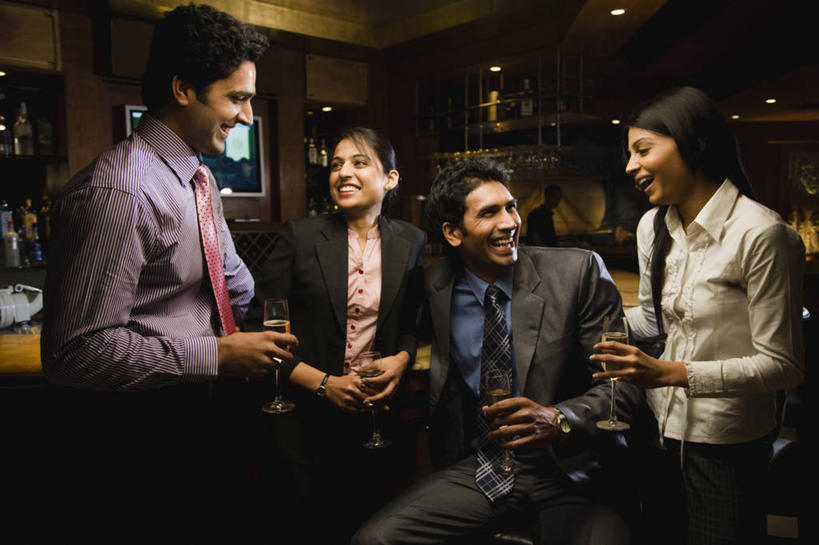 成年人,头发,四个人,笑,微笑,横图,室内,快乐,幸福,吧台,印度,庆祝,拿着,饮料,黑色,香槟,摄影,香槟杯,快活,欢愉,康乐,哈里亚纳邦,年轻男性,年轻女性,印度人,年轻人,休闲活动,彩图,高兴