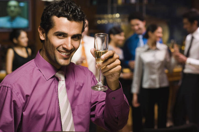 成年人,头发,站,坐,微笑,横图,室内,特写,快乐,幸福,吧台,印度,套装,庆祝,拿着,饮料,黑色,香槟,手势,摄影,肖像,香槟杯,快活,欢愉,康乐,哈里亚纳邦,年轻女性,印度人,年轻人,休闲活动,半身,彩图,高兴,打手势