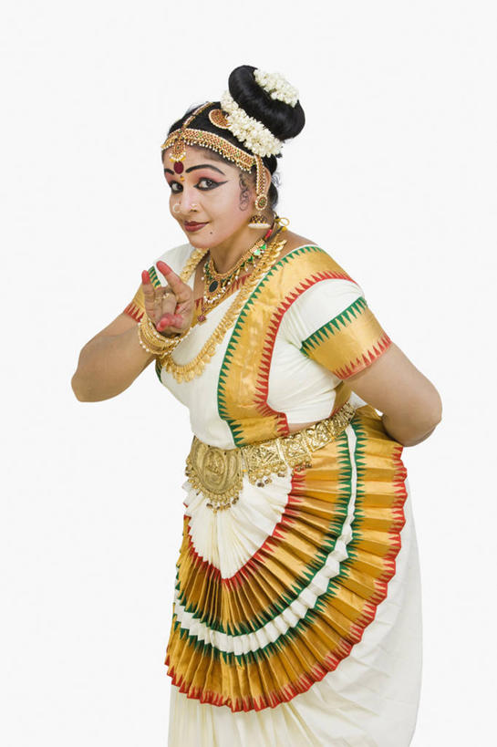 成年人,中年人,老年人,一个人,站,竖图,白色背景,侧面,印度,仅一个女性,仅一个人,撑,神话,扭头,托腮,注视,白色,观察,看,托,转头,仅一个中年女性,摄影,观看,察看,手印,关注,托下巴,肖像,掌印,印度文化,喀拉拉邦,印度教,女人,女性,中年女性,印度人,舞者,彩图,影棚拍摄,传统服装,传统文化