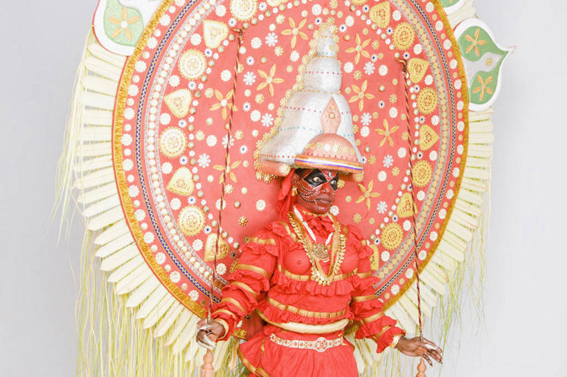 成年人,中年人,一个人,站,横图,白色背景,重复,印度,仅一个男性,仅一个人,仅一个中年男性,神话,扇子,拿着,红色,摄影,肖像,魔鬼,印度文化,喀拉拉邦,印度教,式样,美术工艺,男人,男性,中年男性,印度人,舞者,半身,彩图,影棚拍摄,传统服装,传统文化