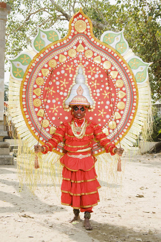 成年人,中年人,一个人,站,竖图,室外,白天,正面,日光,印度,仅一个男性,仅一个人,仅一个中年男性,神话,扇子,拿着,红色,摄影,手印,肖像,掌印,印度文化,喀拉拉邦,印度教,美术工艺,男人,男性,中年男性,印度人,舞者,彩图,传统服装,传统文化