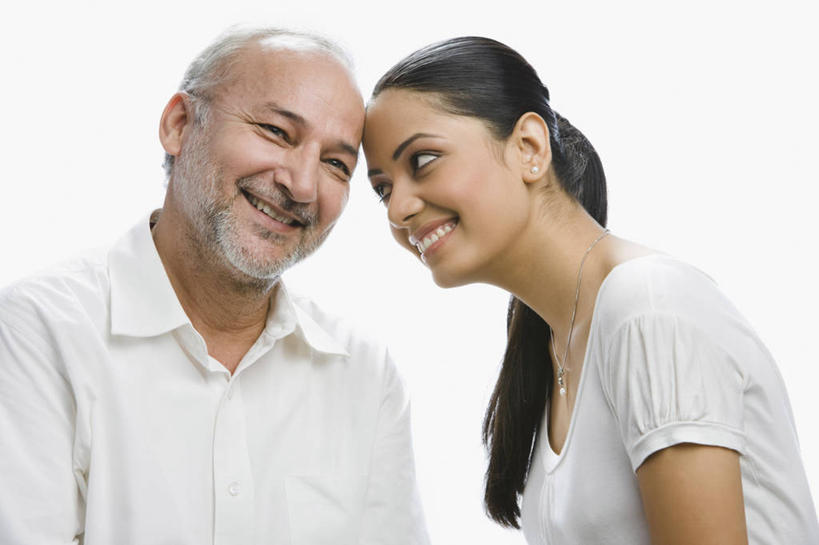 成年人,中年人,老年人,脸,头,脸颊,前额,两个人,家庭,父亲,女儿,微笑,横图,白色背景,幸福,连接,休闲装,肩膀,温暖,温馨,一家人,面对面,放松,摄影,和睦,肖像,老年男性,男性,年轻女性,女性,印度人,年轻人,头部,脸部,脸蛋,面部,触摸,彩图,影棚拍摄,融洽