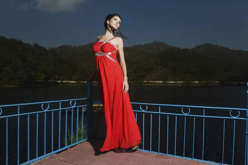 成年人,一个人,栏杆,站,横图,室外,正面,裙子,晚礼服,旅游,度假,时尚,信心,湖,美景,山,山脉,印度,亚洲,仅一个年轻女性,仅一个女性,仅一个人,连衣裙,正装,景观,扭头,注视,娱乐,红色,自然,黄昏,观察,看,转头,享受,休闲,景色,放松,摄影,观看,察看,高雅,关注,自然风光,南亚,印度共和国,尤物,名媛,年轻女性,女人,女性,年轻人,长发,休闲活动,彩图,乌塔兰契尔邦,魅力,佳丽,丽人,美人,上流社会,媛