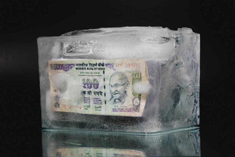 无人,横图,特写,钱,黑色背景,钱币,冰块,寒冷,储蓄,钞票,金融,纸币,摄影,经济,卢比,流通,纸钞,贸易,印尼货币,想法,货币,现金,彩图,影棚拍摄,印度尼西亚盾,印尼盾