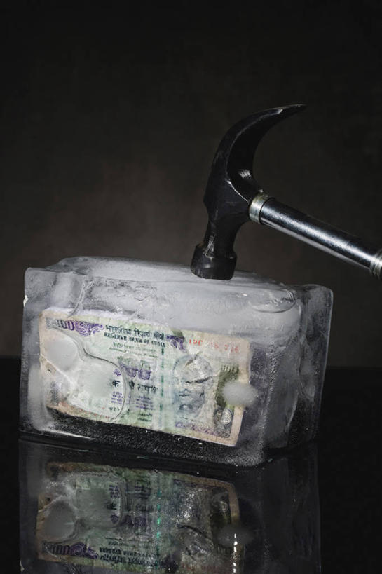 无人,横图,竖图,特写,钱,黑色背景,钱币,冰块,寒冷,储蓄,钞票,金融,纸币,摄影,经济,卢比,流通,纸钞,贸易,印尼货币,想法,危险,货币,现金,彩图,影棚拍摄,印度尼西亚盾,印尼盾,多功能车