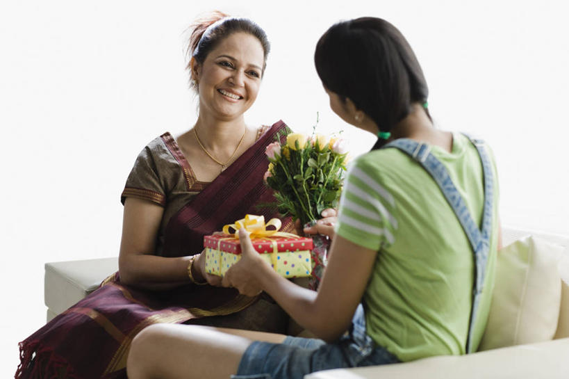 成年人,中年人,老年人,头发,两个人,家庭,母亲,女儿,坐,微笑,横图,室内,特写,白色背景,生日,幸福,沙发,礼物,圣诞节,庆祝,包装,圣诞礼物,拿着,休闲装,花,黑色,花束,看,温暖,温馨,一家人,面对面,放松,摄影,惊奇,安慰,和睦,享乐,生日礼物,印度文化,纱丽,老年女性,年轻女性,女性,印度人,年轻人,休闲活动,彩图,影棚拍摄,传统服装,给予,融洽,传统文化,美人