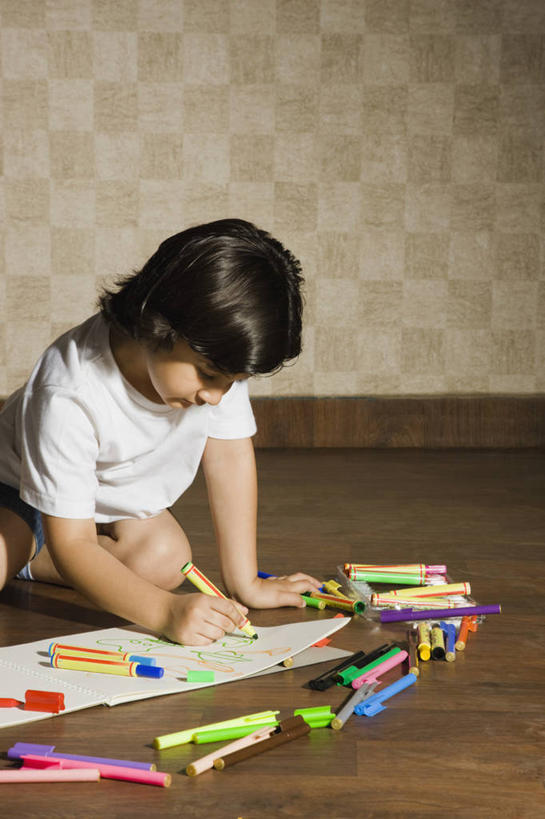 儿童,头发,一个人,竖图,室内,白天,侧面,纯洁,建材,壁纸,地板,建筑,印度,仅一个男性,仅一个人,艺术,材料,木板,木材,纸,地面,首都,教育,T恤,拿着,休闲装,木地板,水笔,木柴,小孩,黑色,仅一个小孩,放松,可爱,童年,童趣,摄影,建造,木料,创造力,专心,知识,着色,手艺,童真,烂漫,无邪,新德里,硬木,美术工艺,天真,男孩,男人,男性,印度人,孩子,跪着,彩图,小学,毡尖笔,男生,小学生