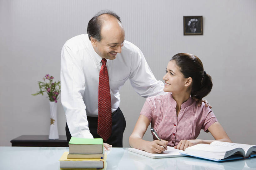 成年人,中年人,老年人,两个人,家庭,父亲,女儿,站,微笑,横图,室内,白天,正面,快乐,印度,连接,弯腰,正装,首都,家庭作业,温暖,温馨,一家人,面对面,搭,摄影,协助,和睦,搭着,新德里,老年男性,男性,年轻女性,女性,印度人,年轻人,彩图,融洽