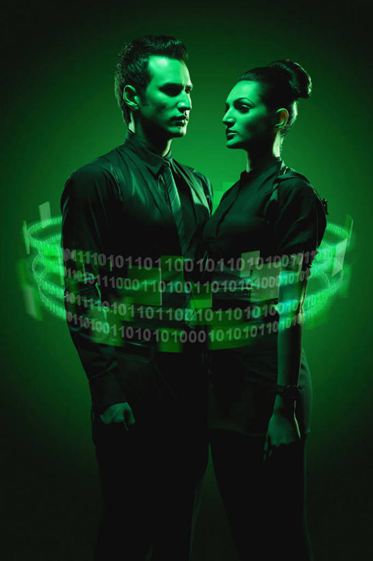 成年人,两个人,站,交叉,竖图,正面,技术,数码,科技,勾,挽,阴影,黑色背景,网络,包装,高光,几何,计算机图形,合成,拿着,注视,绿色,观察,看,勾着,摄影,观看,电脑合成图,数码合成图,察看,合成图,关注,肖像,挽着,想象,相交,交集,想法,年轻男性,年轻女性,印度人,年轻人,彩图,影棚拍摄,全息图,二进制码