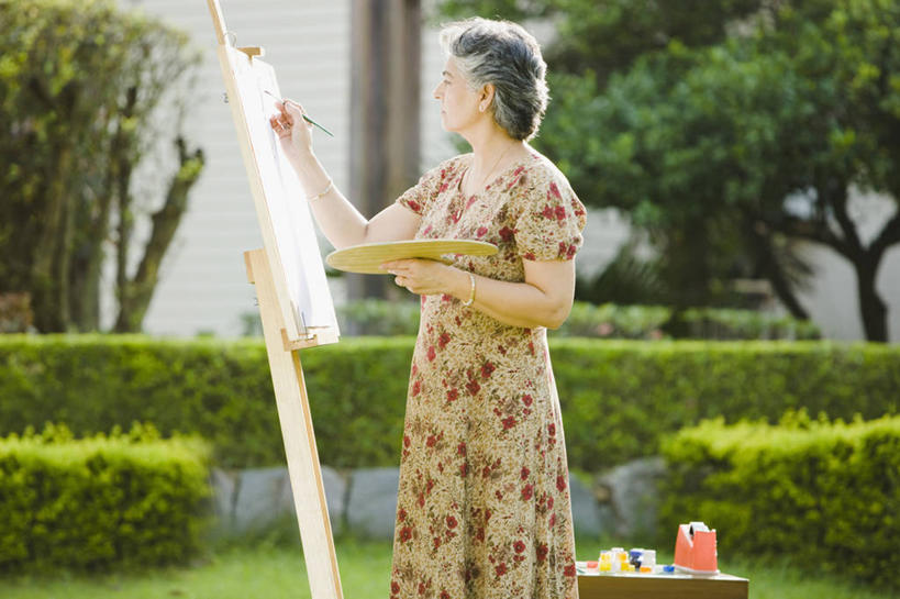 成年人,中年人,老年人,头发,一个人,站,横图,竖图,室外,白天,侧面,草坪,日光,印度,仅一个女性,仅一个人,花纹,庭院,首都,拿着,画架,画笔,仅一个中年女性,摄影,专心,调色板,作画,新德里,美术工艺,女人,女性,中年女性,印度人,休闲活动,彩图,人老心不老