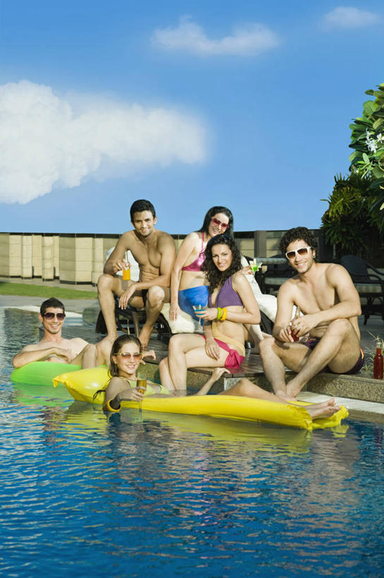 成年人,游泳池,笑,微笑,露齿笑,竖图,室外,白天,比基尼,度假,快乐,友谊,幸福,印度,酒类,饮食,裸露,酒,饮料,太阳镜,气垫床,放松,摄影,肖像,裸,香槟杯,哈里亚纳邦,无忧无虑,年轻男性,年轻女性,印度人,年轻人,休闲活动,彩图,美人