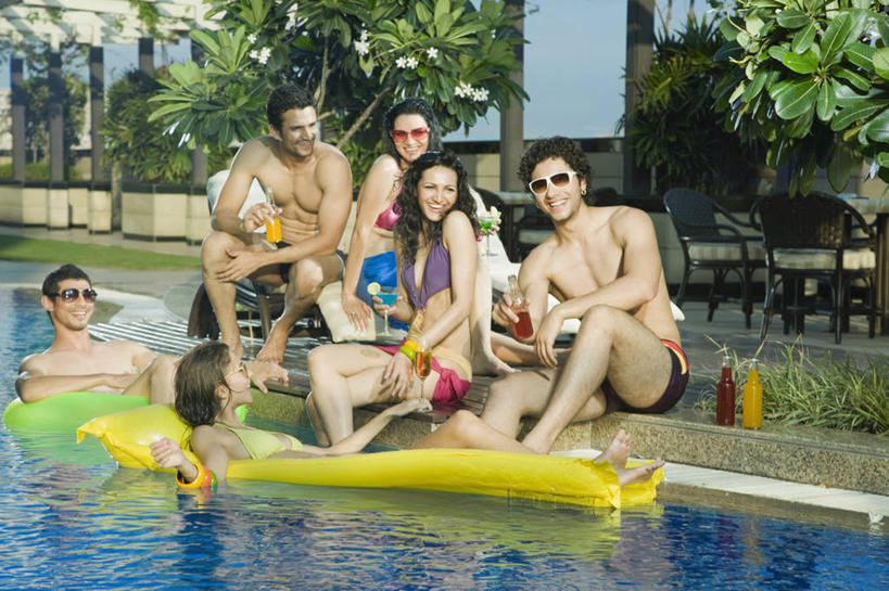 成年人,游泳池,笑,横图,室外,白天,比基尼,度假,快乐,友谊,幸福,印度,泳裤,酒类,饮食,裸露,酒,饮料,瓶子,太阳镜,气垫床,放松,摄影,手镯,肖像,裸,香槟杯,哈里亚纳邦,年轻男性,年轻女性,印度人,年轻人,休闲活动,彩图,美人