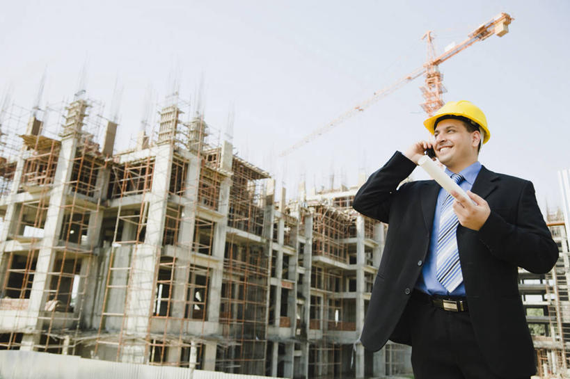 成年人,中年人,一个人,商务人士,建筑师,商务男性,站,打电话,微笑,横图,室外,白天,衬衫,商务,满意,通讯,信心,建筑业,建筑,手机,印度,仅一个男性,仅一个人,仅一个中年男性,套装,头饰,领带,拿着,脚手架,安全帽,建筑工地,职业,卷起,摄影,企业,公司,商务装,蓝图,工薪阶层,计划书,无线电技术,哈里亚纳邦,男人,男性,中年男性,印度人,白领,上班族,说话,半身,彩图,衬衣,工头