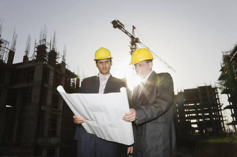 成年人,中年人,两个人,商务人士,建筑师,商务男性,站,横图,室外,白天,镜头眩光,衬衫,商务,通讯,合作,团队,信心,建筑业,建筑,日光,印度,套装,并排,头饰,拿着,脚手架,安全帽,建筑工地,职业,思考,摄影,专心,企业,公司,商务装,剪影,合伙,逆光,蓝图,工薪阶层,计划书,万里无云,哈里亚纳邦,年轻男性,中年男性,印度人,年轻人,白领,上班族,半身,彩图,衬衣,工头