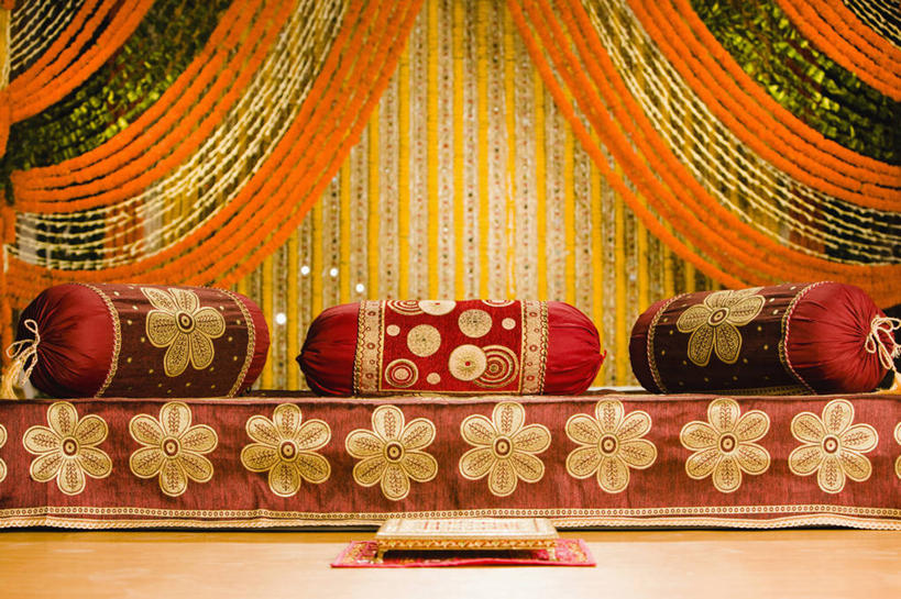 无人,横图,室内,沙发,纺织品,一排,整齐,装饰,花环,毛毯,毯子,脚凳,纺织,排列,装饰物,垫子,温暖,摄影,华丽,修饰,点缀,队列,印度文化,衬托,美观,雅致,雅观,软垫,彩图