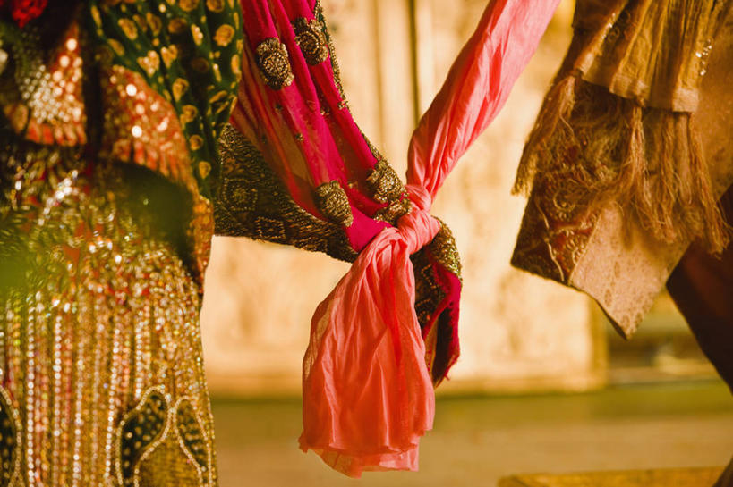 两个人,横图,室内,纺织品,连接,庆祝,联系,粉色,披肩,打结,摄影,印度文化,彩图,传统服装