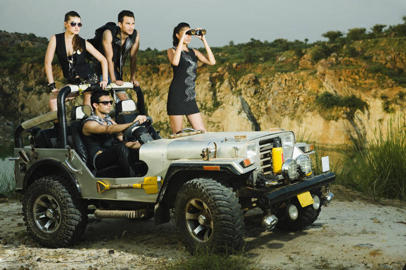 成年人,四个人,站,坐,横图,室外,白天,旅游,度假,探险,友谊,幸福,美景,印度,景观,娱乐,自然,享受,休闲,景色,放松,乐趣,运输,摄影,自驾游,享乐,自然风光,驾车,双筒望远镜,冒险,年轻男性,年轻女性,印度人,年轻人,彩图