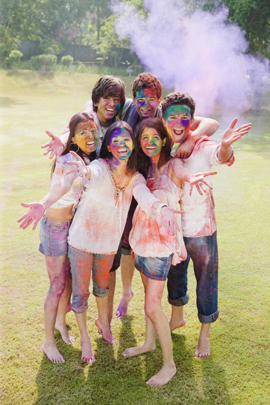 成年人,头发,站,笑,竖图,室外,白天,正面,度假,快乐,友谊,幸福,印度,庆祝,首都,休闲装,草,黑色,赤脚,摄影,肖像,印度文化,新德里,无忧无虑,年轻男性,年轻女性,印度人,年轻人,彩图,胡里节,传统文化,美人,卷边裤,传统节日