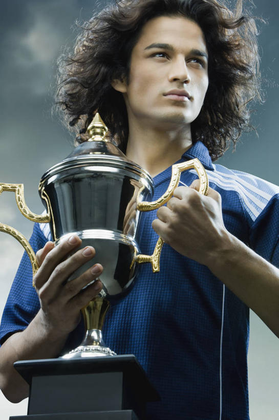 成年人,一个人,竖图,室外,白天,骄傲,成功,运动,信心,印度,仅一个男性,仅一个人,首都,足球运动员,拿着,仅一个年轻男性,摄影,享乐,成就,肖像,队服,新德里,获胜,男人,男性,年轻男性,印度人,年轻人,长发,半身,彩图,欢乐,奖杯