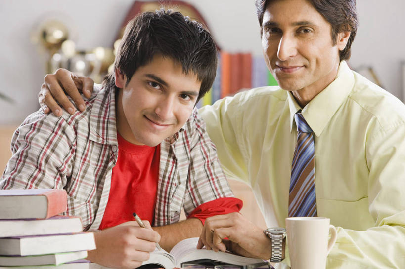 儿童,少年,成年人,中年人,老年人,脸,头,脸颊,一个人,两个人,家庭,父亲,儿子,学生,坐,微笑,横图,室内,白天,纯洁,骄傲,印度,仅一个男性,仅一个人,学习,堆叠,首都,教育,休闲装,肩膀,水笔,仅一个年轻男性,小孩,马克杯,温暖,温馨,一家人,放松,可爱,童年,童趣,搭,摄影,和睦,知识,搭着,肖像,童真,烂漫,无邪,新德里,天真,老年男性,男人,男性,年轻男性,印度人,孩子,头部,脸部,脸蛋,面部,书,彩图,中风,融洽