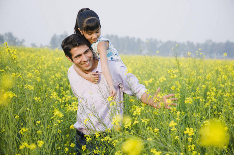 儿童,成年人,背,两个人,家庭,父亲,女儿,笑,微笑,露齿笑,横图,室外,白天,快乐,幸福,纯洁,农作物,美景,印度,连接,景观,田地,小孩,自然,油菜花,背着,温暖,温馨,一家人,景色,可爱,童年,童趣,摄影,和睦,享乐,自然风光,童真,烂漫,无邪,印度文化,背负,哈里亚纳邦,无忧无虑,天真,男性,年轻男性,女孩,女性,印度人,孩子,年轻人,拥抱,半身,彩图,融洽