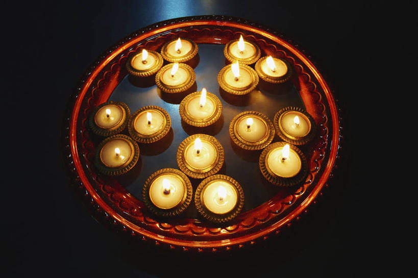 无人,横图,俯视,重复,蜡烛,许多,黑色背景,圆形,火焰,烛光,很多,燃烧,餐盘,摄影,宁静,照亮,简单,彩图,高角度拍摄,影棚拍摄